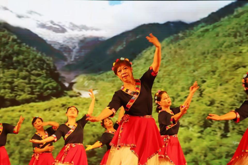 活动中,潮州音乐合奏唱《心想事成》,喜庆潮剧《京城会》,广场舞