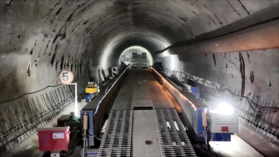 汕梅高速改扩建项目新建莲花山1号隧道贯通