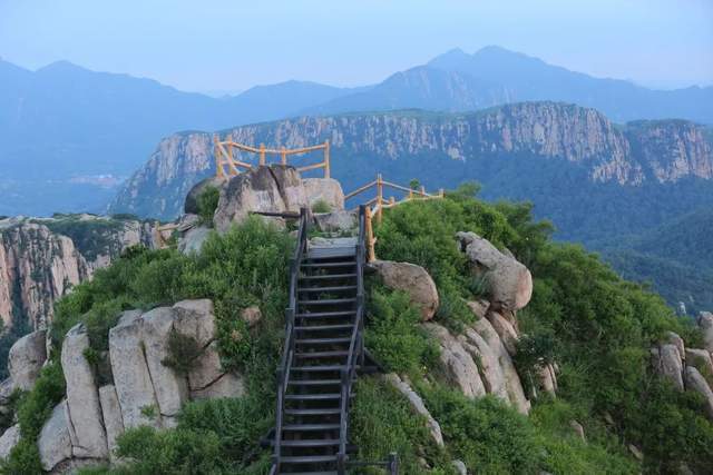 天崮山旅游风景区是国家3a级旅游景区,矗立于中国"苹果之都"——烟台