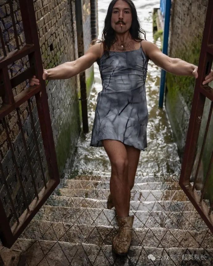 闪电侠埃兹拉·米勒最新照片,连衣裙高跟鞋长发叼着烟