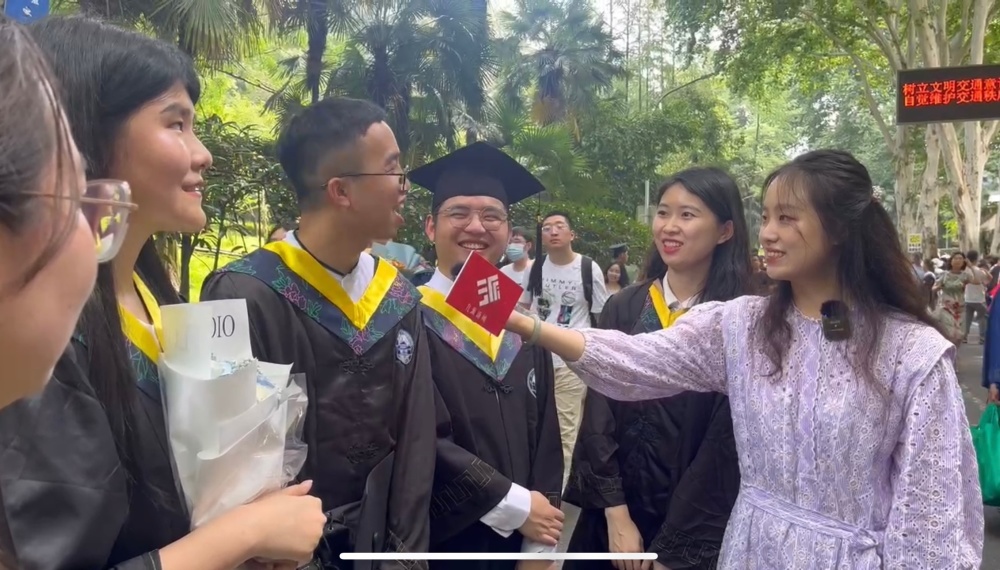 畢業(yè)典禮父母穿兒子學(xué)士服圓夢_畢業(yè)典禮學(xué)士服是學(xué)校發(fā)嗎_學(xué)士服畢業(yè)禮服