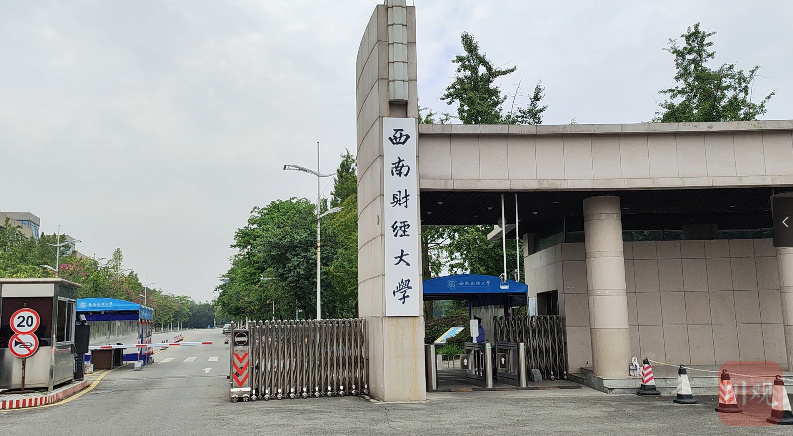 "家住附近的崔先生向记者吐槽,几年前他常常到西南财经大学跑步踢球