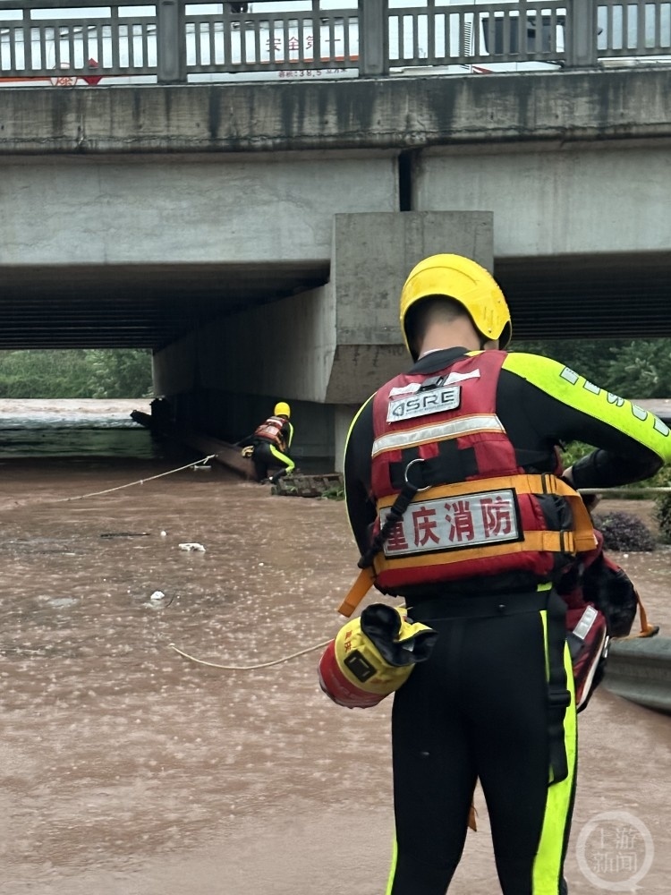 以肩为梯以背为桥 消防员暴雨中背起被困老人-腾讯新闻