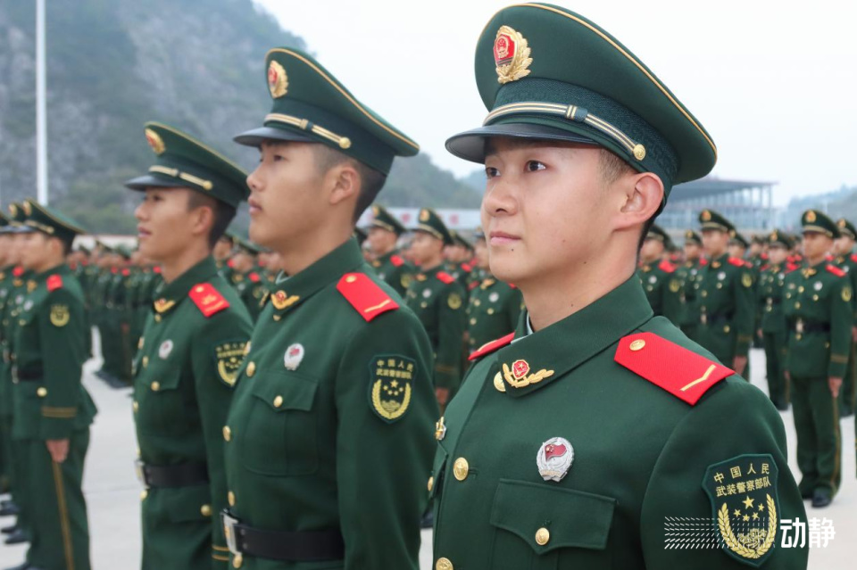 千余名武警新兵光荣入列