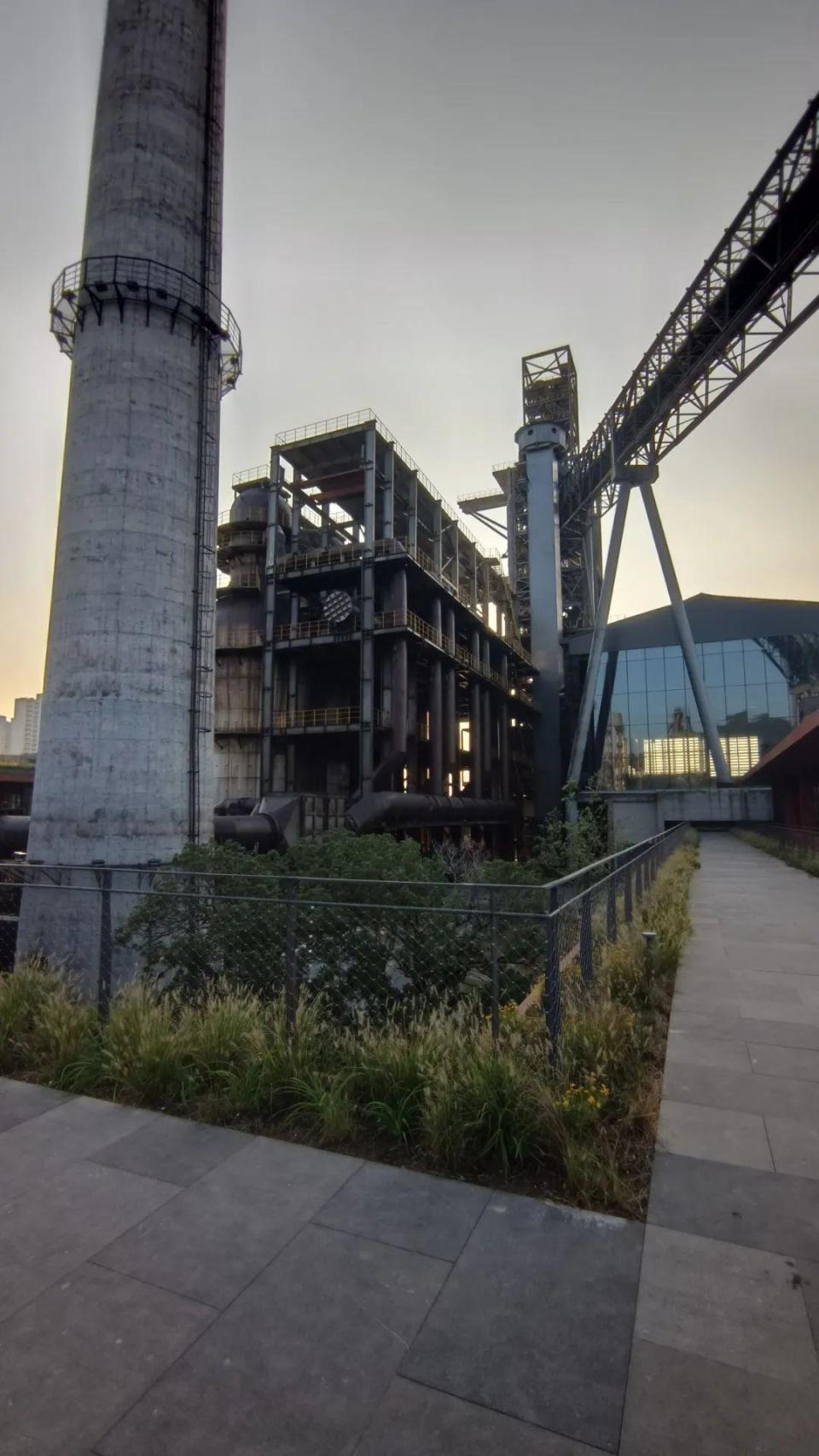 中国建筑师刘家琨，获全球建筑界最高荣誉！杭州有他的代表作_腾讯新闻