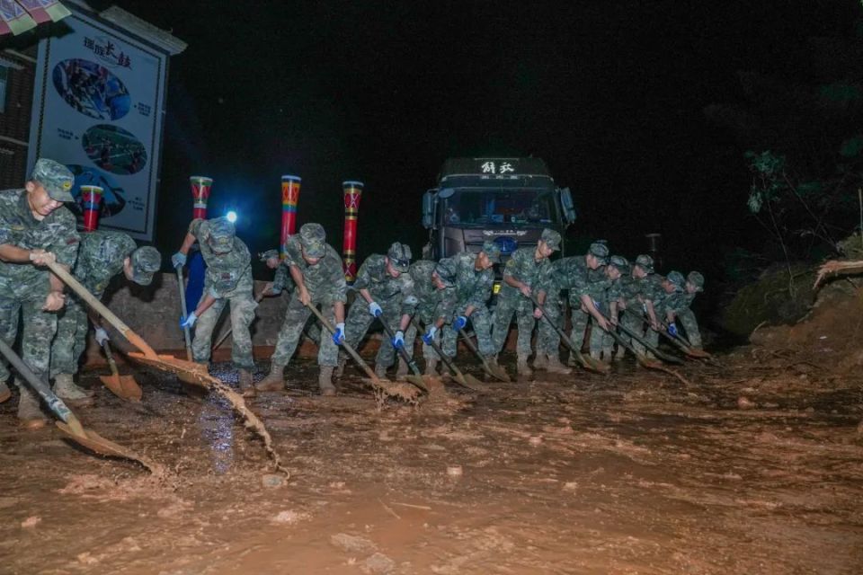 郴州资兴市遭遇特大暴雨,武警湖南总队官兵紧急救援