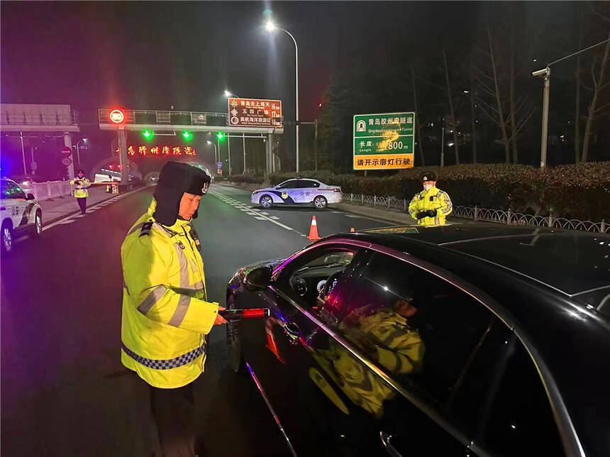 春节不打烊青岛交警大年初三一天查获32名酒醉驾司机