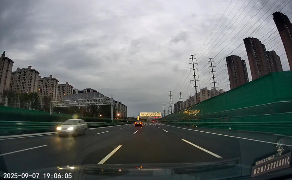 一男子在包茂高速驾车逆行,西安相关部门:其走错路逆行,返家途中遇