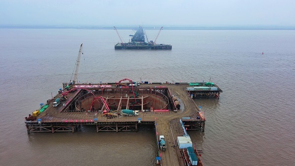 崇启公铁长江大桥两主墩承台首次浇筑完成