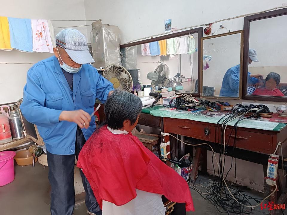 92岁理发师的"剃头人生":9岁当学徒,难丢手艺仍麻利,只收5元十年没