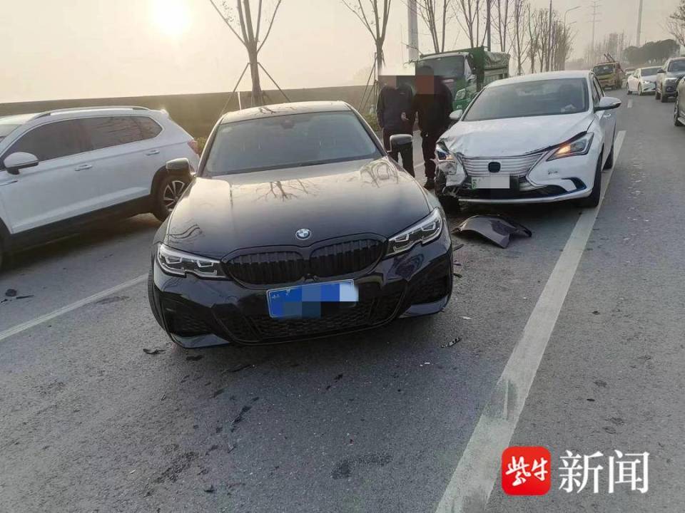 开车途中只顾看手机追尾撞上前车负全责