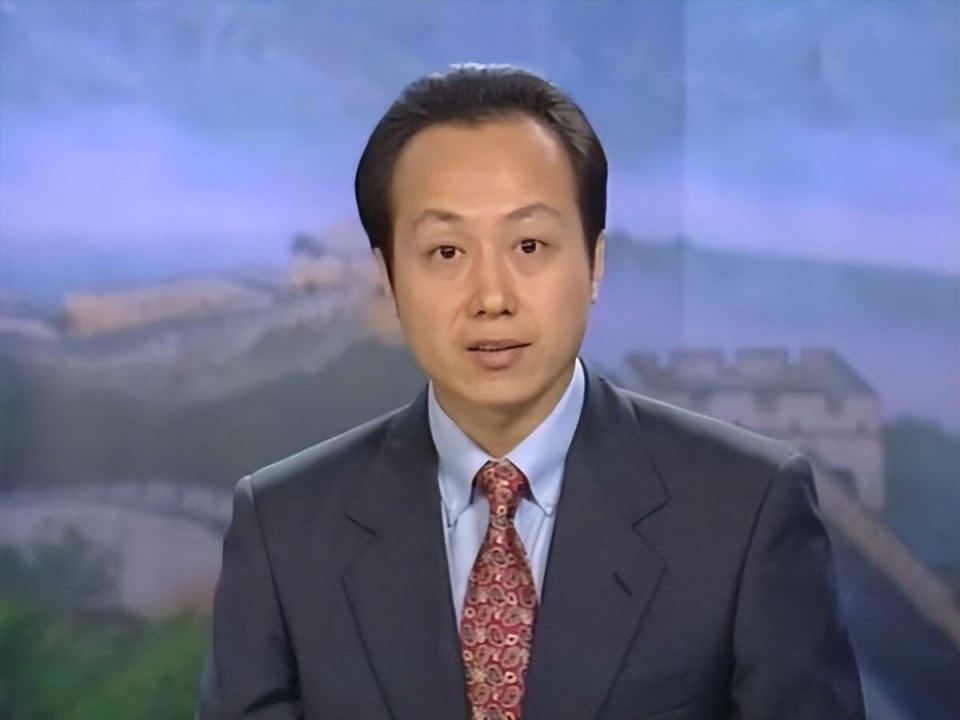 罗京:主持《新闻联播》26年零失误,凭借戏曲登上春晚让人惊喜_腾讯