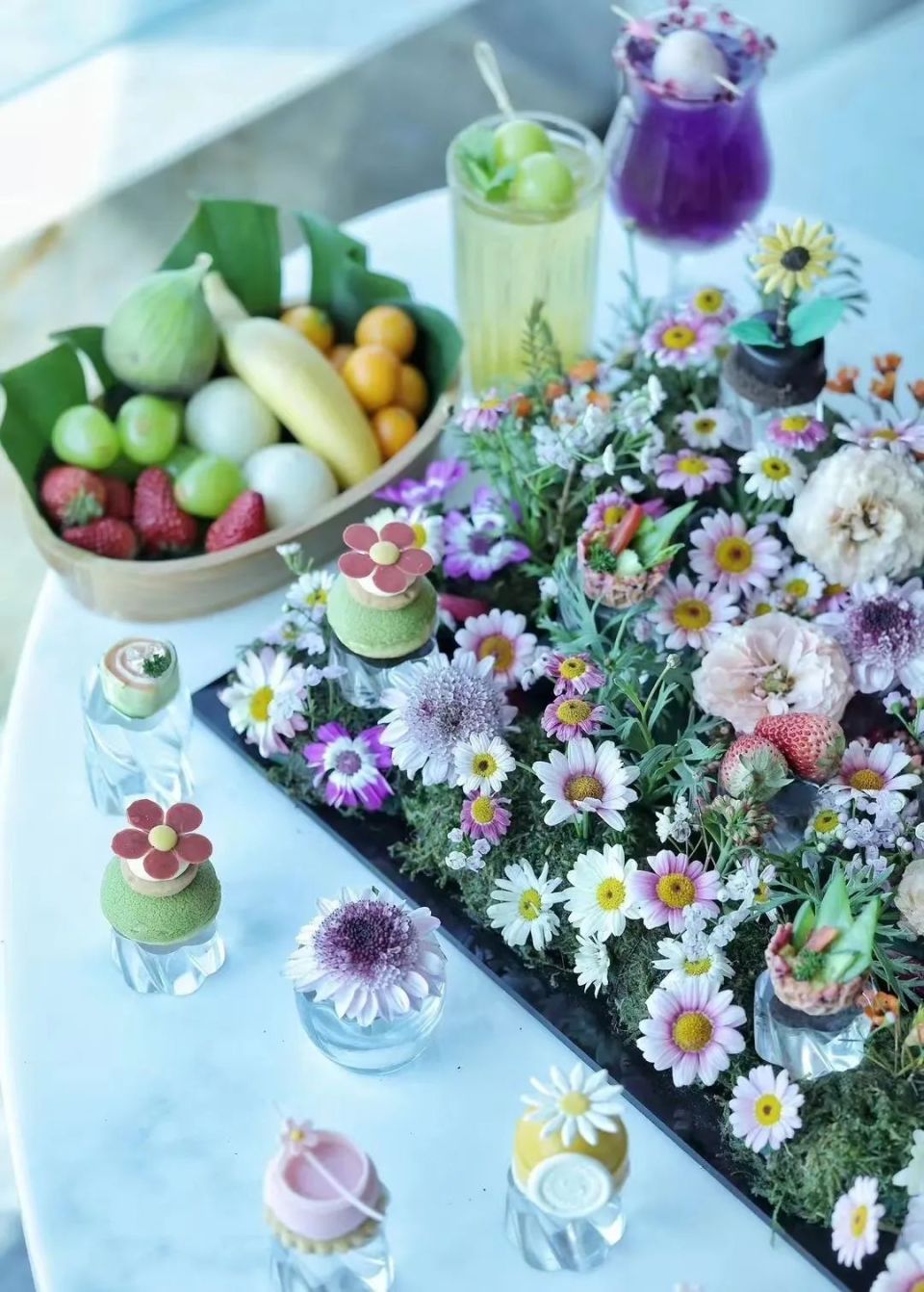 繁华热闹的都市迎来了希望之春,培育了整个冬天的一抹抹绿色复苏生长.