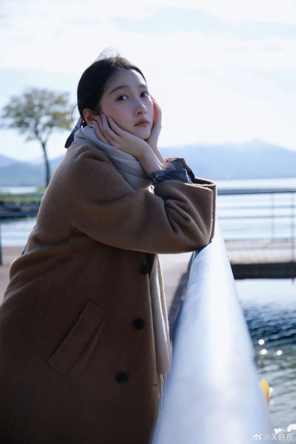 杨幂,关晓彤都在穿的"双开门"大衣,今年好火!_腾讯新闻