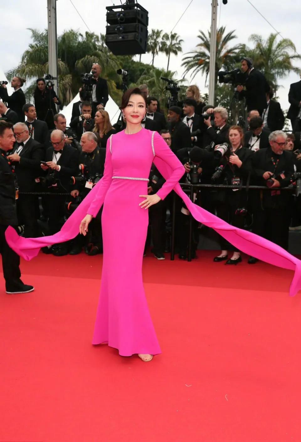 戛纳红毯,佟丽娅惊艳亮相,关晓彤妩媚丰腴,巩俐走秀霸气十足