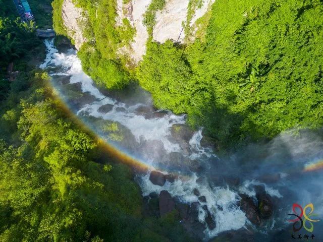 哀牢山南恩瀑布:壮丽景色如诗如画