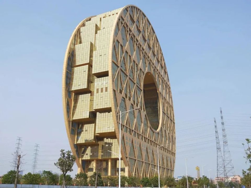 主人风光无限到身负巨债中国最丑建筑广州圆又被拍卖