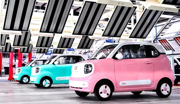 新下线的新能源汽车5月17日,中国第一汽车集团有限公司盐城分公司在