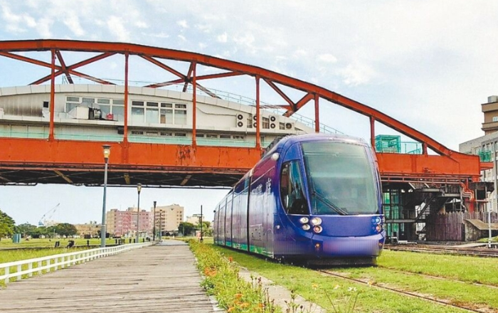 (图片来源:台湾《中国时报》)据台湾《中国时报》6月4日报道,高雄轻轨