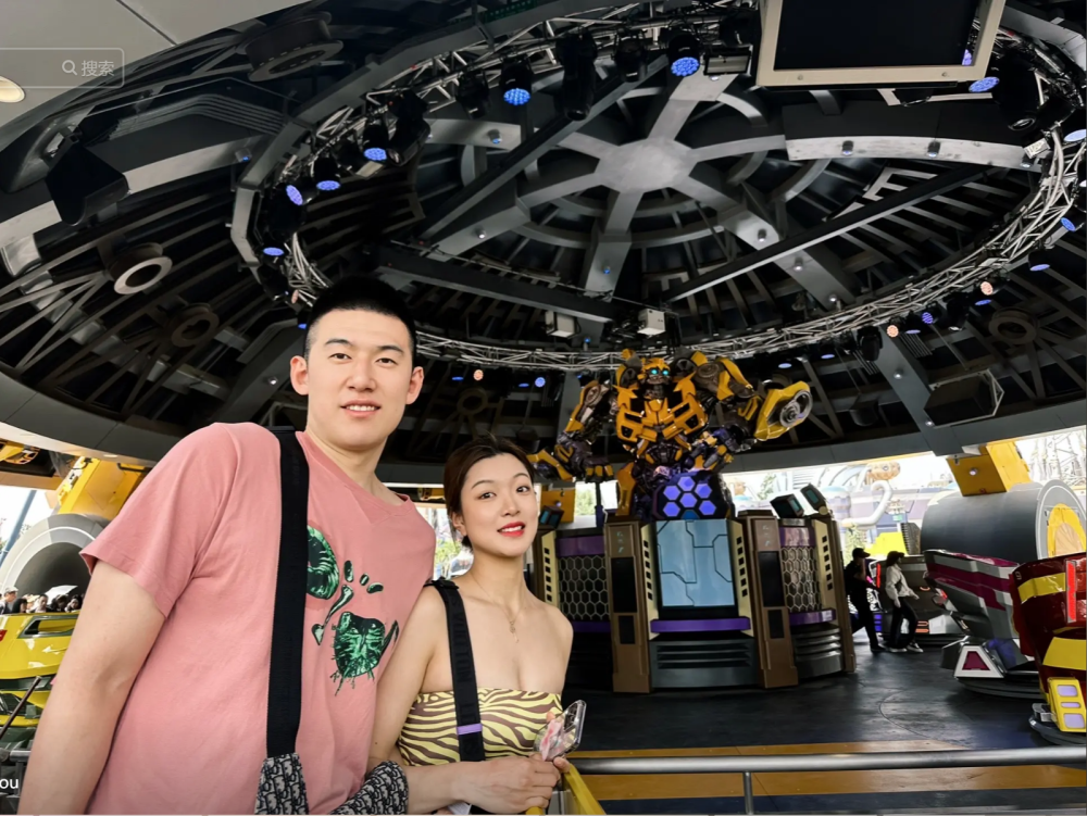 付豪携漂亮女友逛环球影城,女友穿抹胸热裤大长腿吸睛-腾讯新闻