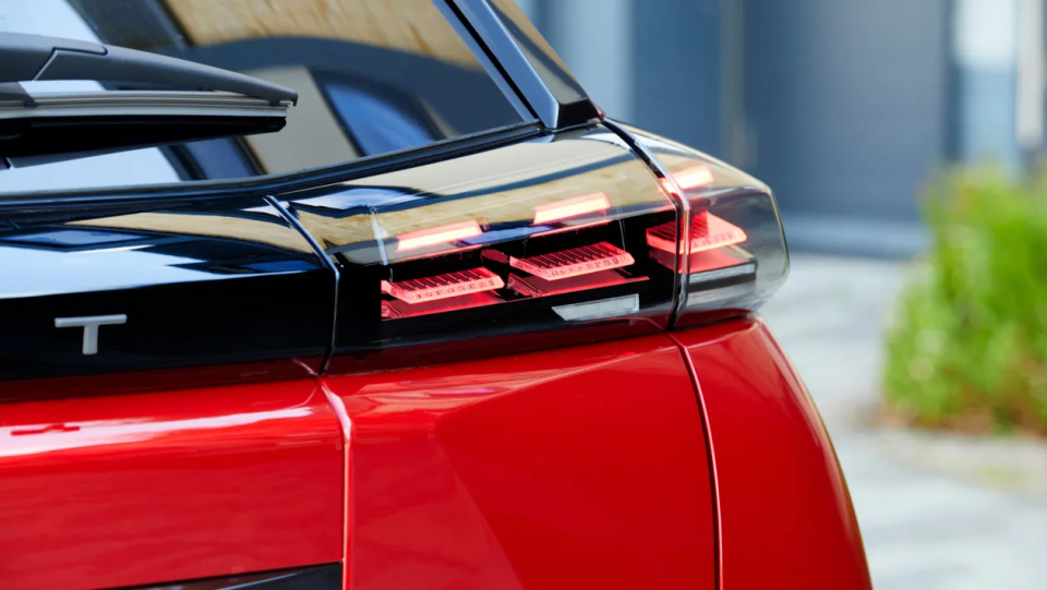 在前脸部分换装了全新的设计理念,大嘴格栅变为了直瀑式的倒梯形结构