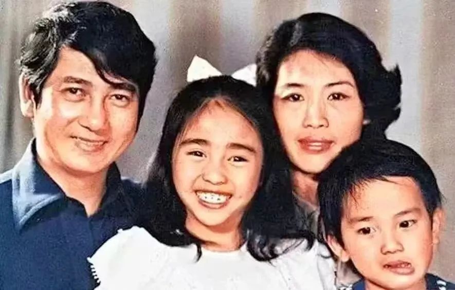 53岁黎姿与三个女儿同框,母女似姐妹!反衬得富豪老公像爷爷