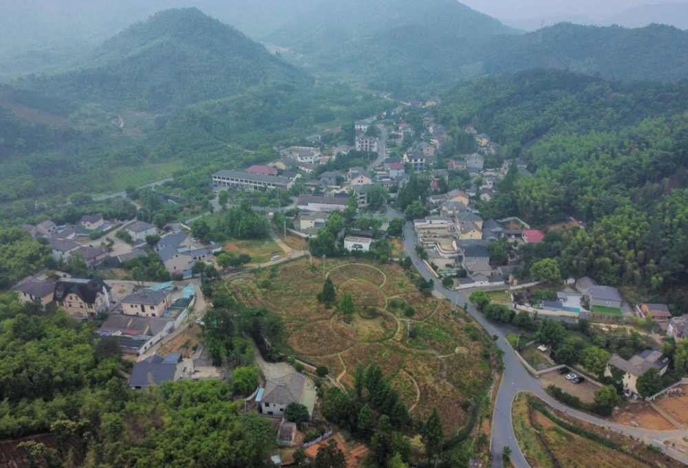 弹丸之地,山水无奇,且不是旺季,如此的情形,折射出的是当下横山坞村
