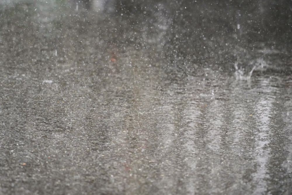 豆大雨点落在地面,溅起水花.