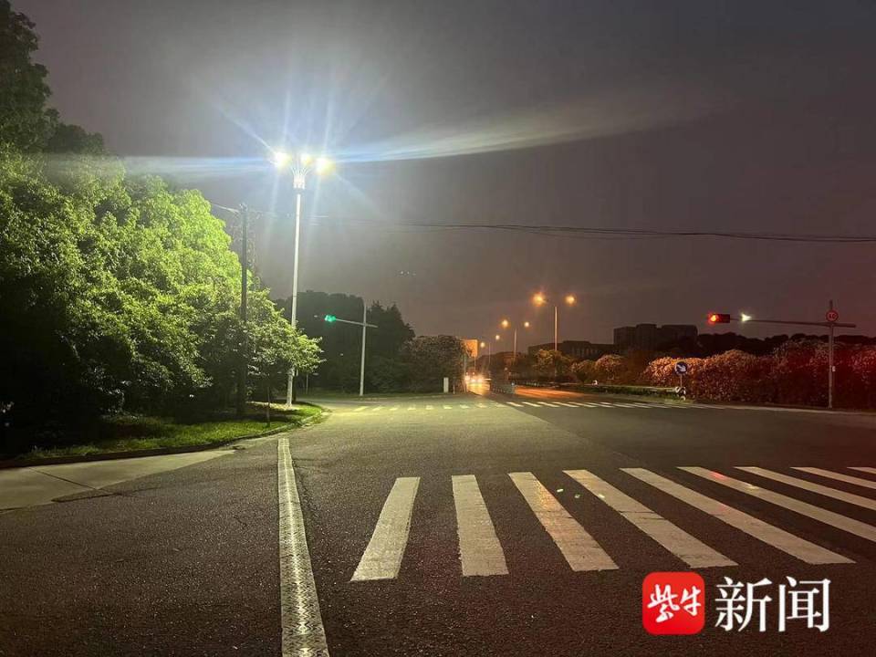 夜幕降临,长洲苑路-腾飞路十字路口上迎来了新的"守护者"——道路补光