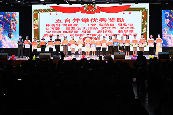 温江二中举办"告别金色童年拥抱多彩青春"文艺汇演活动