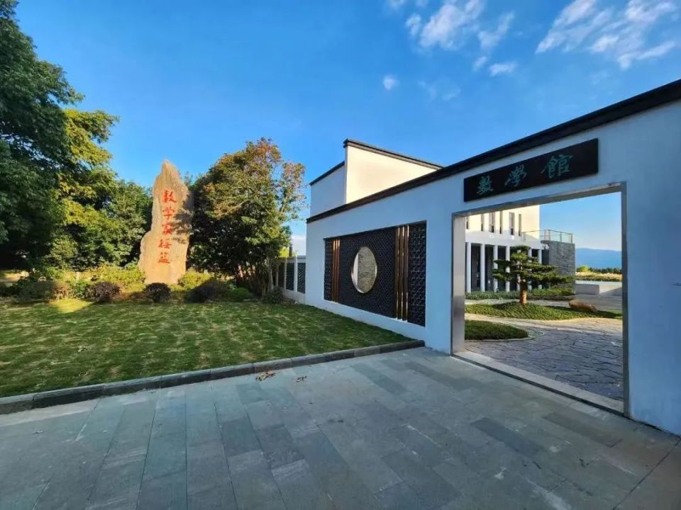 地点温州市瓯海区梧田温中路165号温州中学开放时间寒假,暑假期间:8