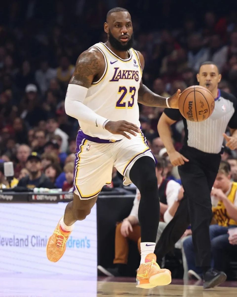 内线狂轰70分詹姆斯被打出血湖人全队发飙了