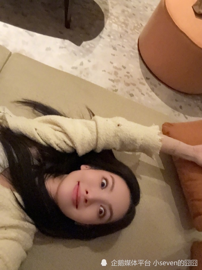 33岁金晨自拍照曝光,脸变化太大网友吐槽认不出,被调侃撞脸娜扎