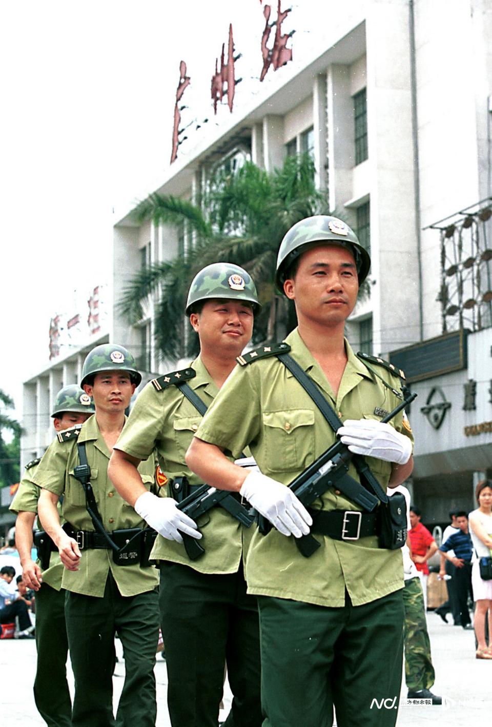 2007年,广州火车站广场便衣警察抓一个抢劫嫌疑人.