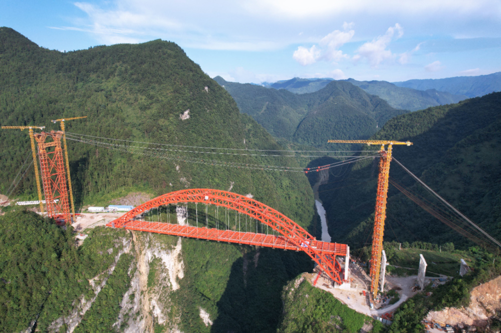 横跨300米深谷宜来高速溇水河大桥钢梁合龙