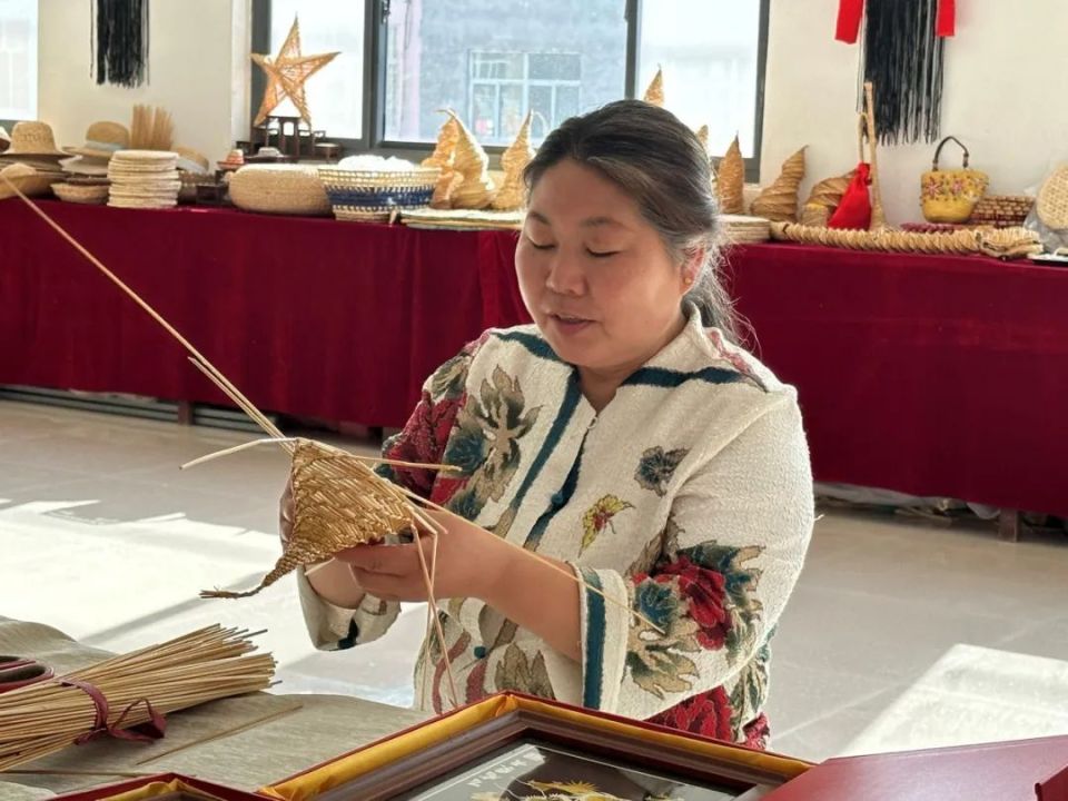 致敬"守"艺人︱王群英:让"大名草编"鼎鼎大名