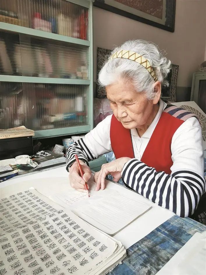 蛋壳画一露面,便引起了人们围观,"那时候蛋壳被人们当作垃圾随手扔掉