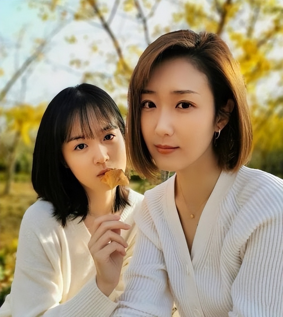 央视美女主持人王嘉宁:29岁嫁人,老公年轻帅气,爱情事业双丰收