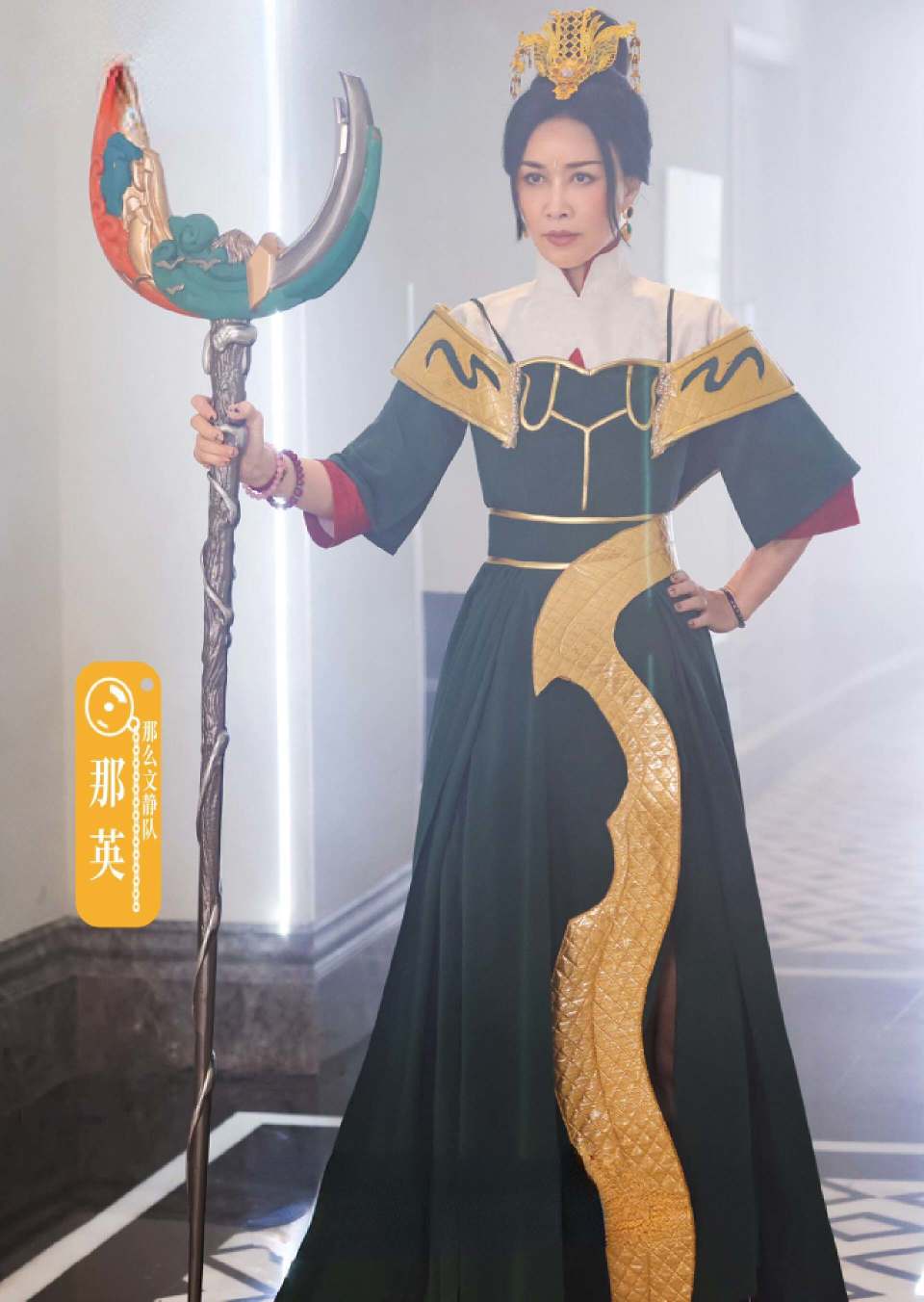 在王者峡谷中的女娲补天,身穿一件墨绿色的衣服,头上还有金色的头饰