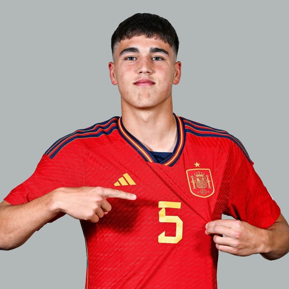 17岁库巴西首次入选西班牙队有望成队史首秀最年轻的后卫