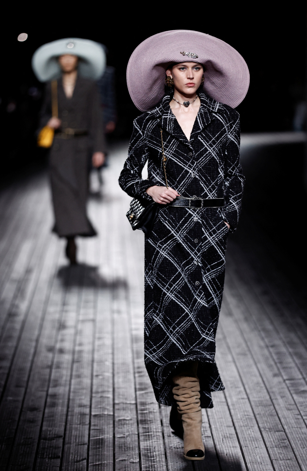 3月5日,模特在法国巴黎时装周上展示香奈儿品牌的2024/25秋冬新款服装
