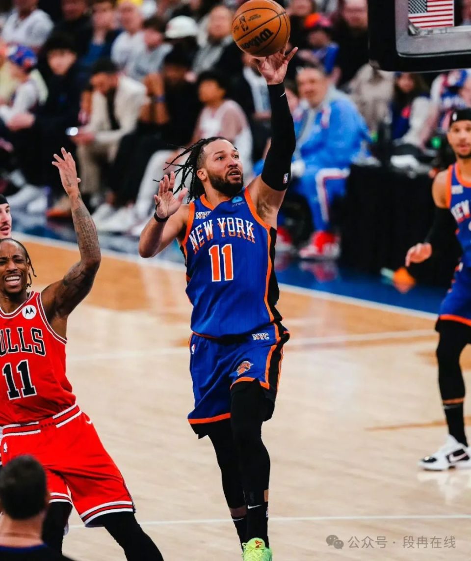 绕了一个大圈,迈克-布朗发现,站在自己对面的还是库里和科尔.