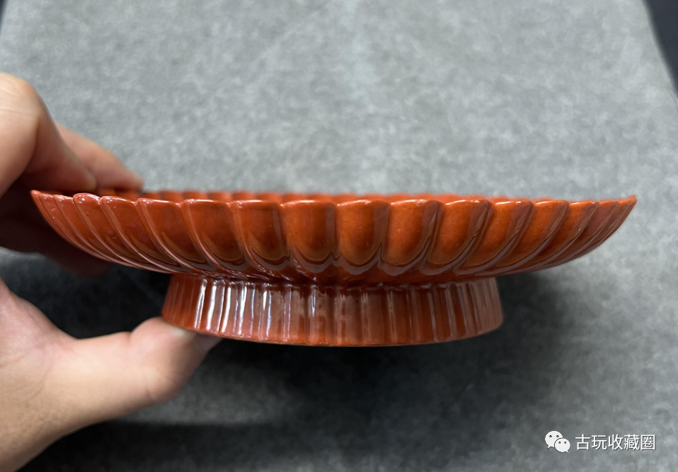 瓷器鉴赏：清乾隆珊瑚红釉仿朱漆描金御题诗文菊瓣盘-腾讯新闻