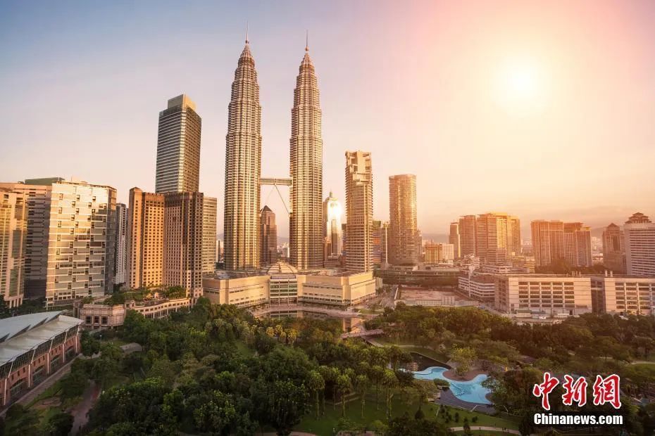 图为马来西亚吉隆坡双子塔风光.