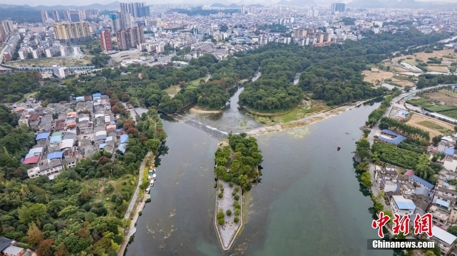 航拍位于广西桂林市兴安县的千年古运河灵渠.