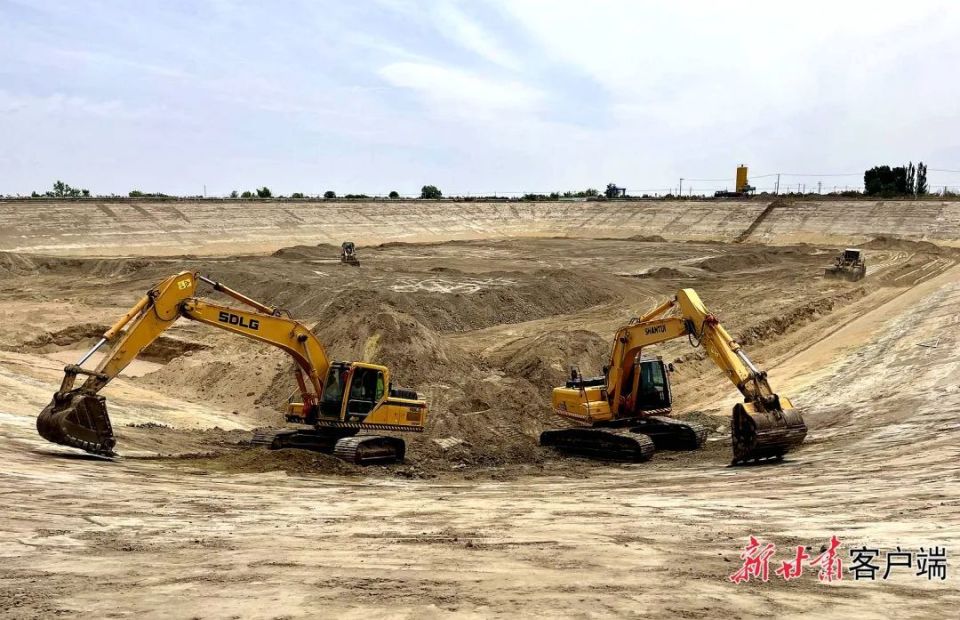 记者在位于民勤县西渠镇火坎村的蓄水池项目建设现场看到,呈两级布局