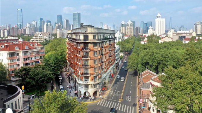 "向日葵"开到武康大楼,街头"显眼包"要不要做规矩?_腾讯新闻