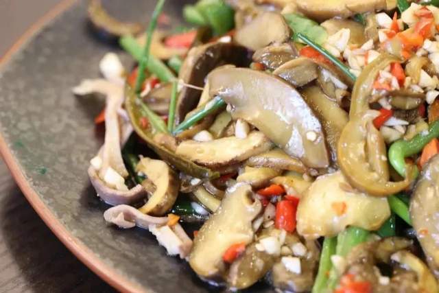 7 扫把菌又到一年食菌季预防中毒莫大意再次提醒大家对可疑毒菌做到不