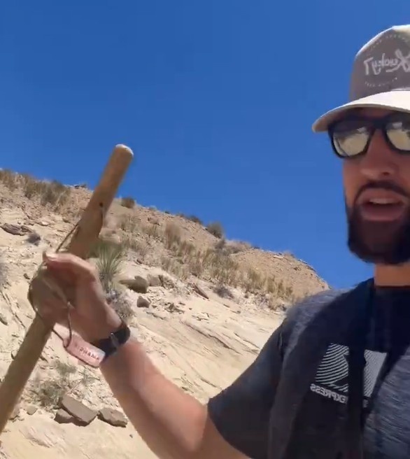 荒野求生?克莱:我现在正拿着凯里-欧文的手杖进行户外探险