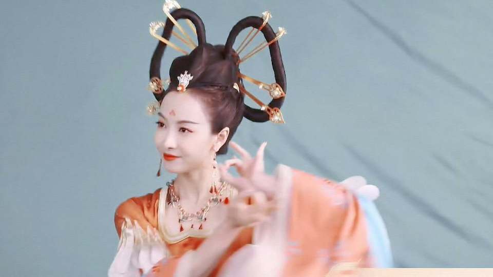 宋茜cos杨玉环,古风造型十分惊艳,身姿妖娆,举止优雅,绝美!